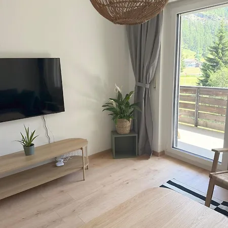 Gorgeous Modern Mountain View Flat In Lejlighed