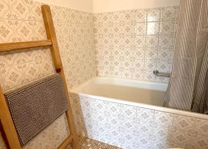 Gorgeous Modern Mountain View Flat In Apartment *